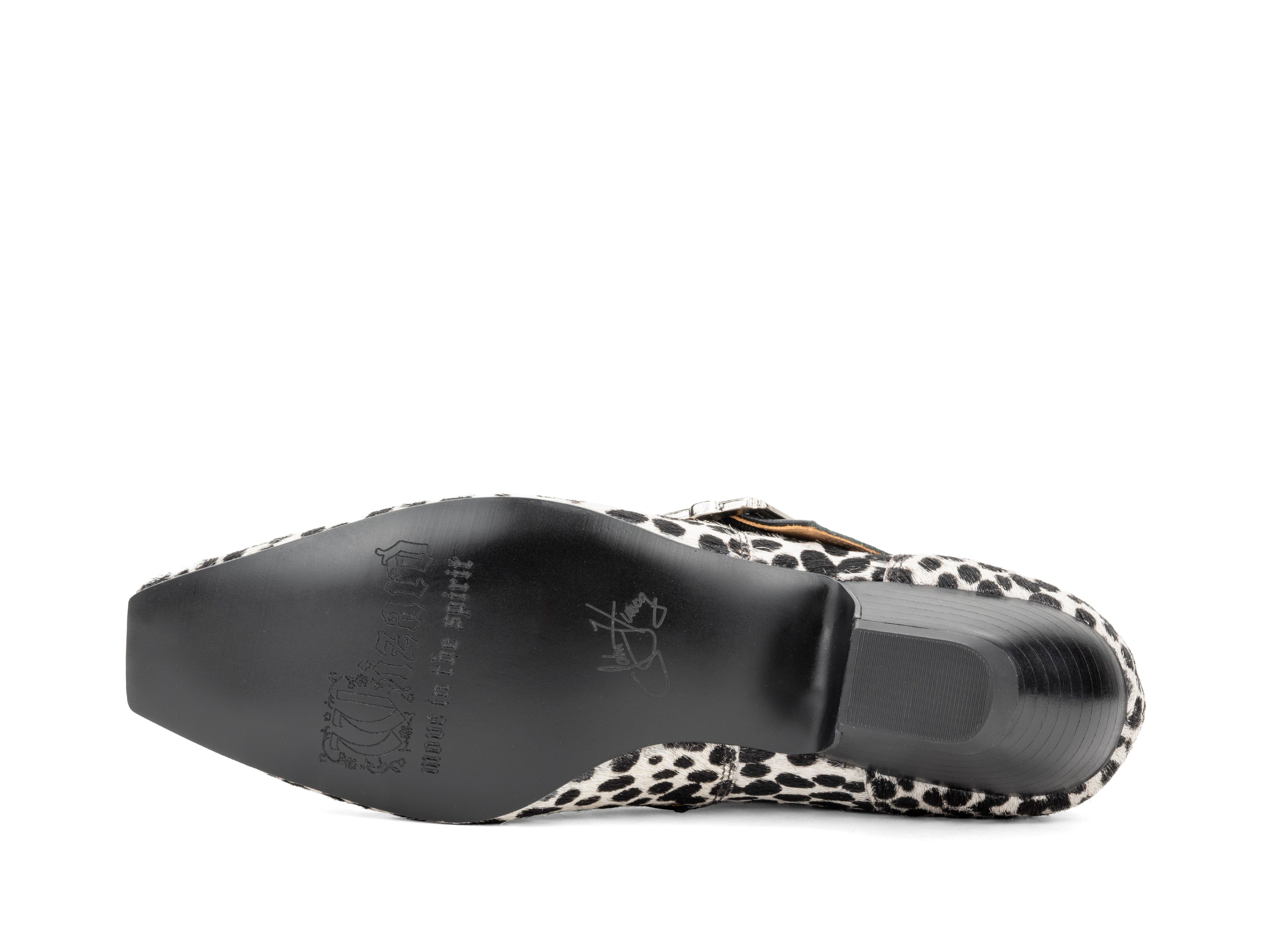black,white - Sole View