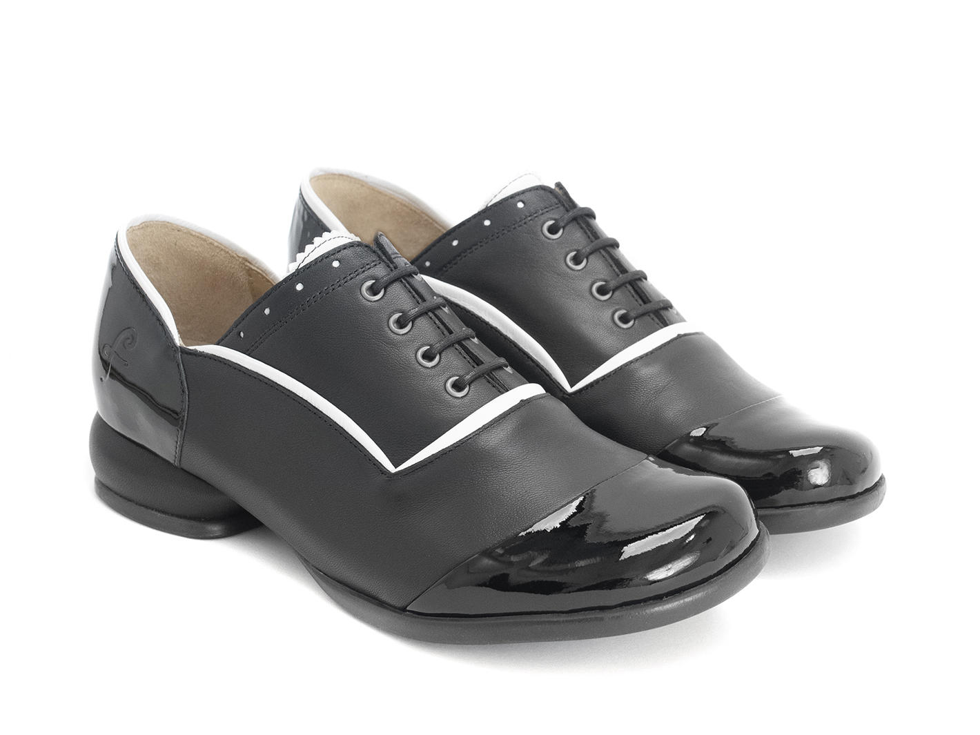 Darby Noir Chaussure lacée avec passepoil: Quarter view