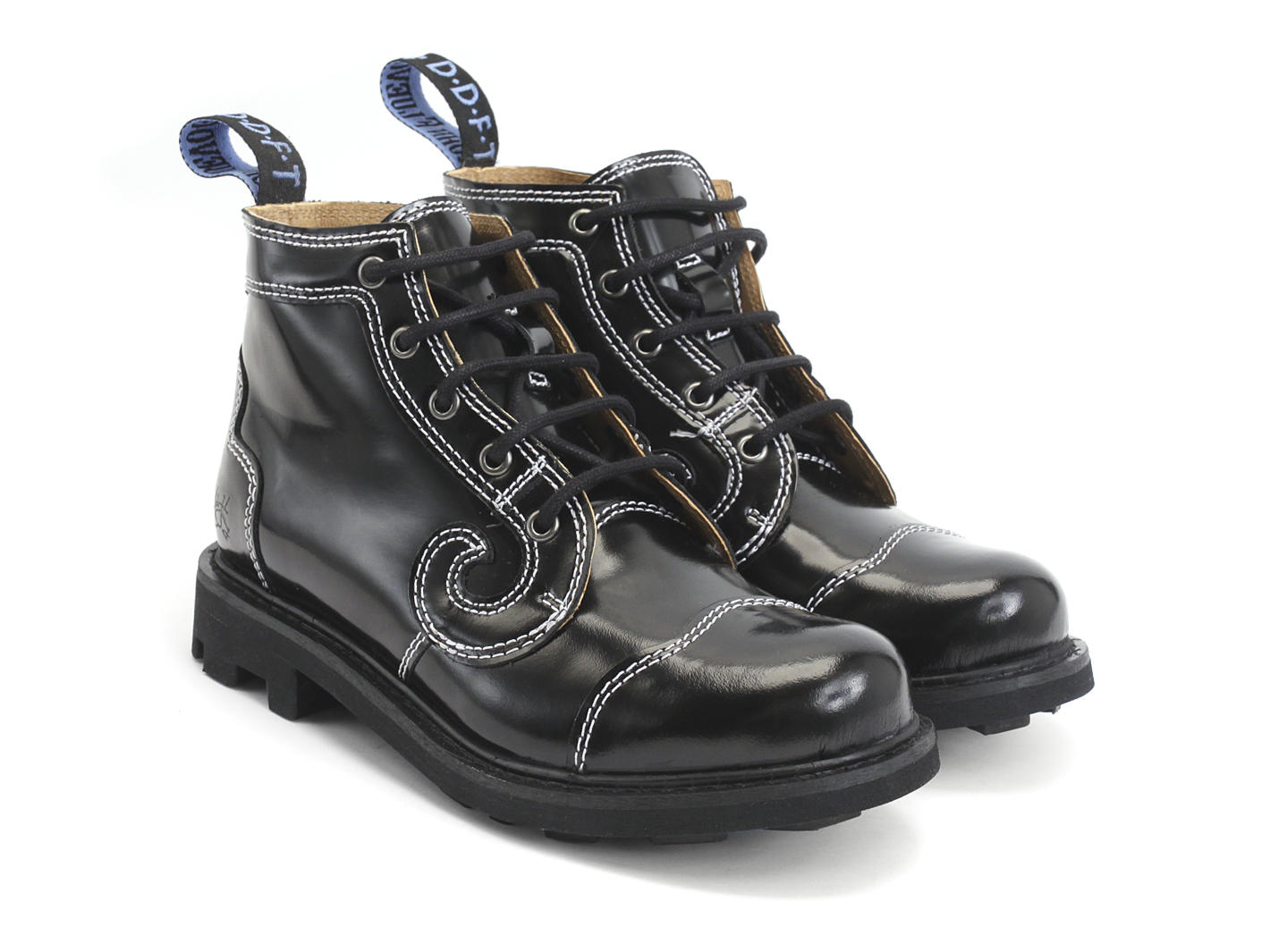 Derby Swirl (5 Oeillets) Noir avec surpiqûres blanches Classic Lace-Up Derby Boot: Quarter view