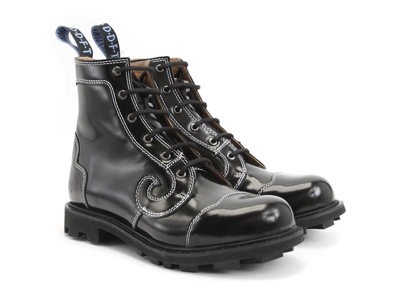 Derby Swirl (6 Oeillets) Noir avec surpiqûres blanches Classic Derby Boots: Quarter view