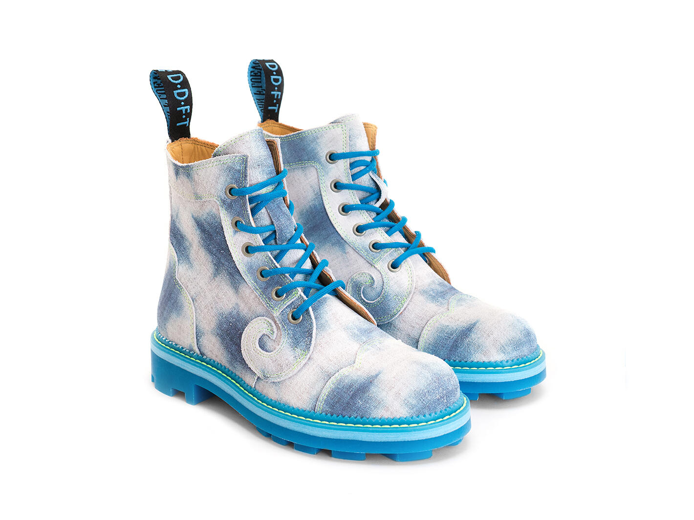 Derby Swirl (6 Oeillets) Tie Dye/Bleu Classic Derby Boots: Quarter view