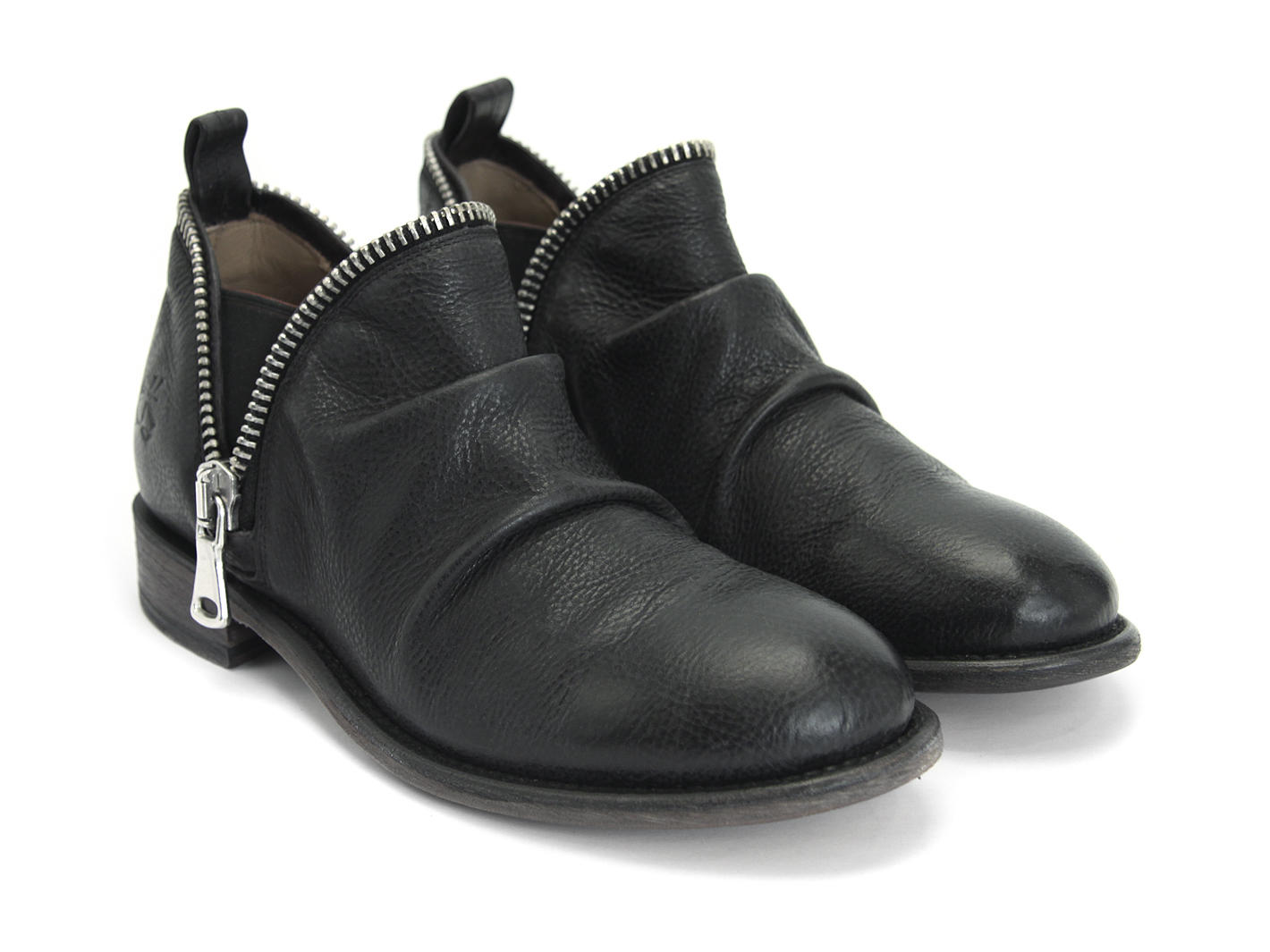 Evers Black Elastic Slip-On Leather Shoe: Quarter view