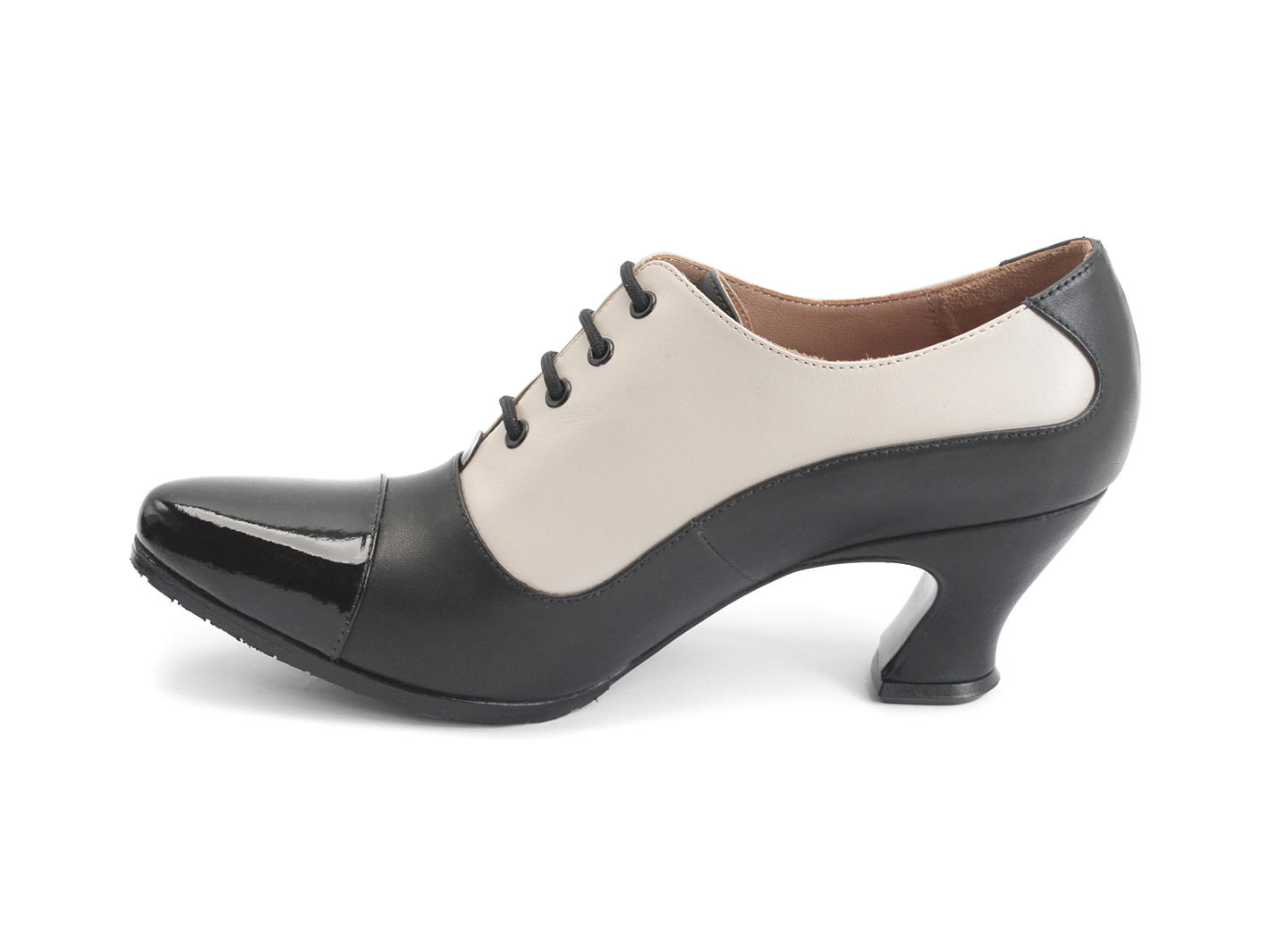 K2 Noir & crème Two-Toned Oxford Heel: Profile inside