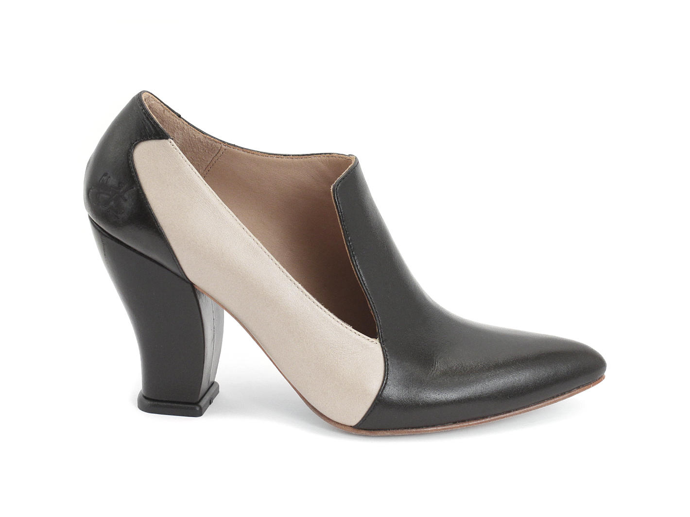 Kendra Noir & beige Bout Pointu Talon de Cuir: Profile outside