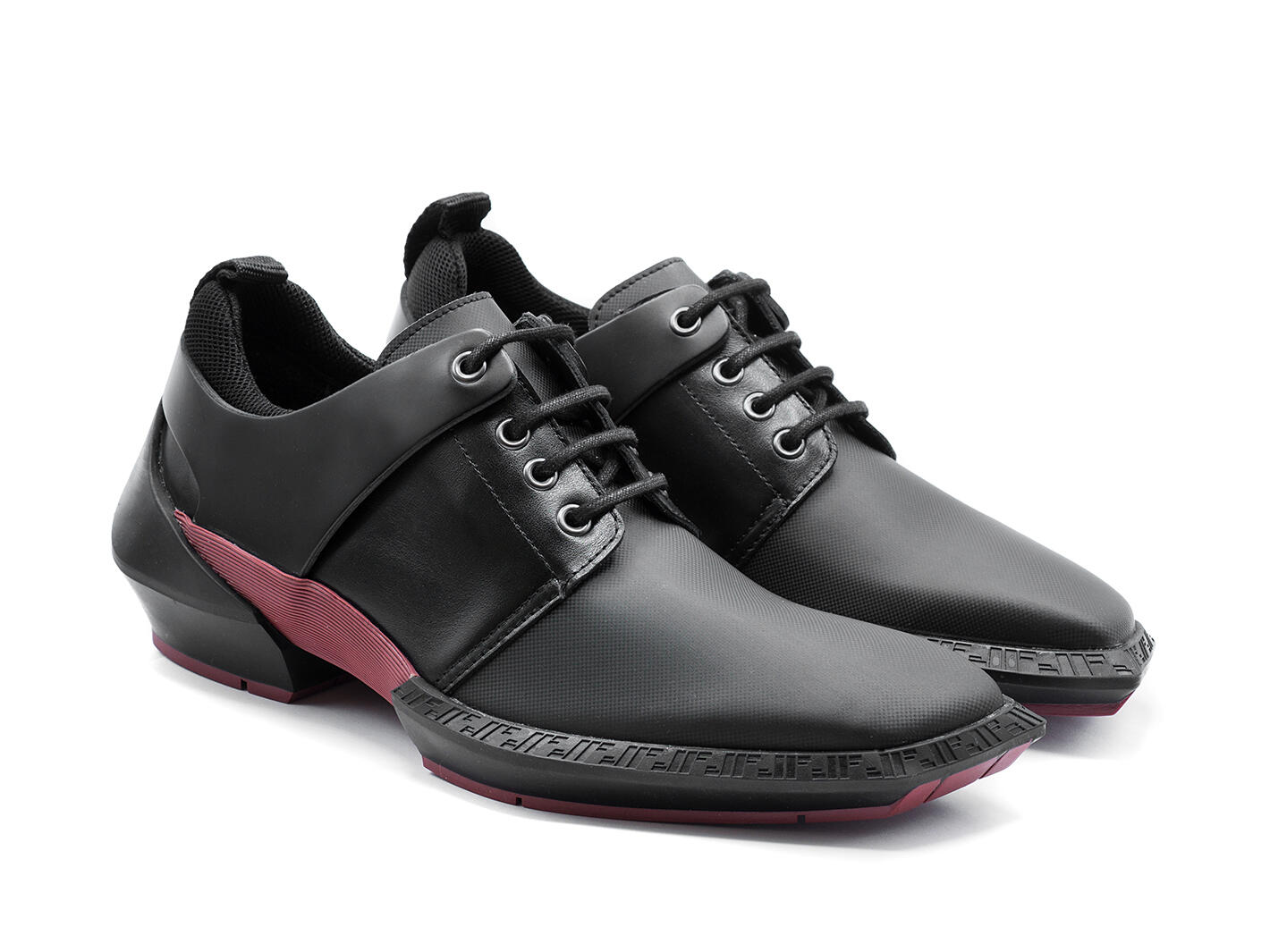 Omni Noir Chaussure de sport lacée avec harnais: Quarter view