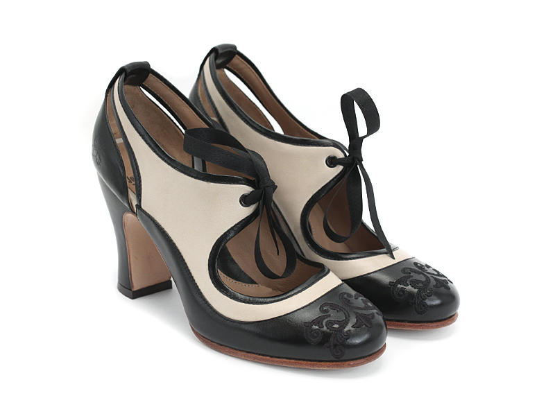 Revelation Noir & beige Vintage Lace-Up Mary Jane Heels