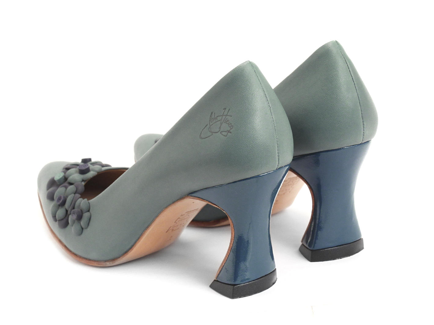 Viola Blue Classic pump with appliqué: Back