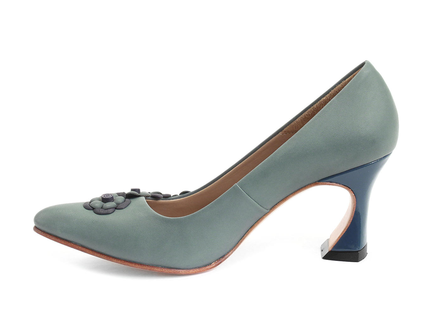 Viola Blue Classic pump with appliqué: Profile inside